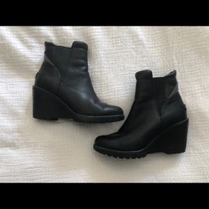 Sorel Black Wedge Boots, size 6